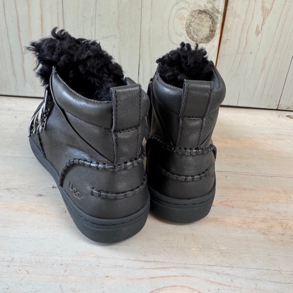 UGG PALVING BLAACK LEATHER SHEEPSKIN SNEAKERS NIB - Picture 3 of 10